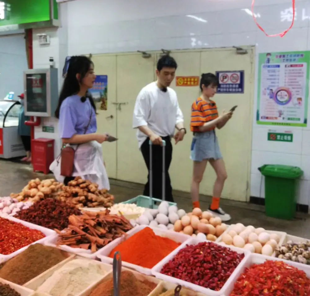 《中餐厅》最新路透照，赵丽颖造型女团味十足，合照温馨