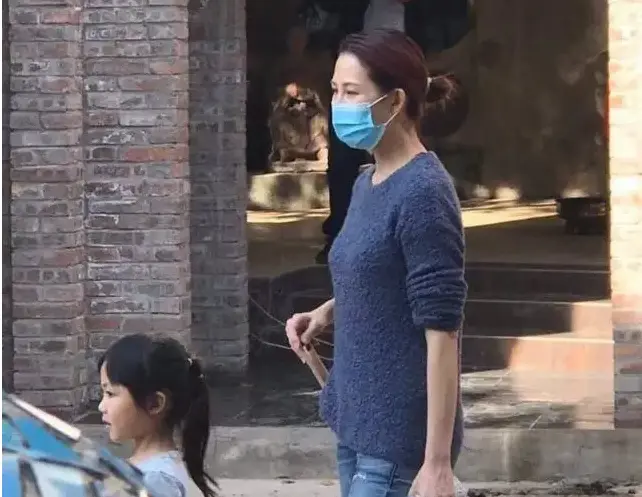 蔡少芬带儿女回重庆婆家被赞接地气，打扮太朴素几乎无人认得