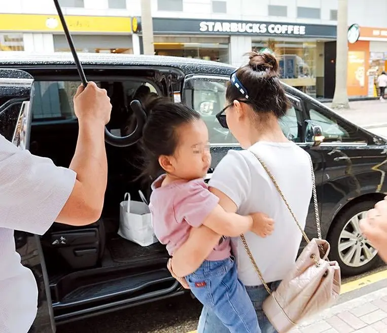 郭富城女儿正面照，3岁已经是美人坯子，额头像妈妈五官像爸爸