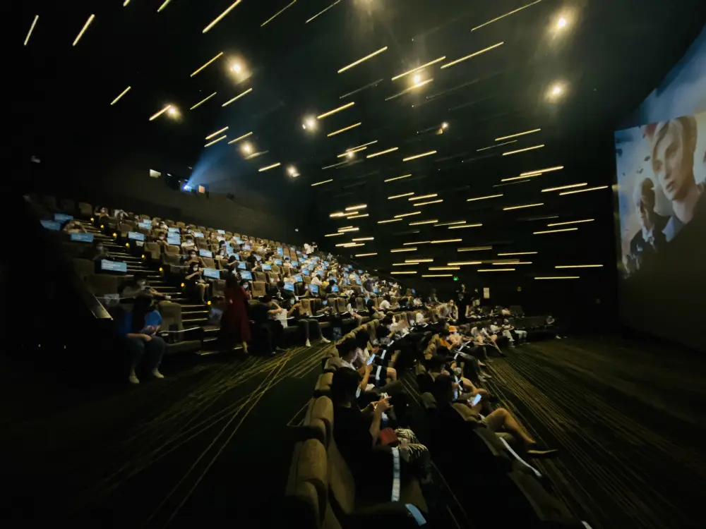 《信条》今日上映 “跨时空连线”中国首映礼揭秘时空迷局