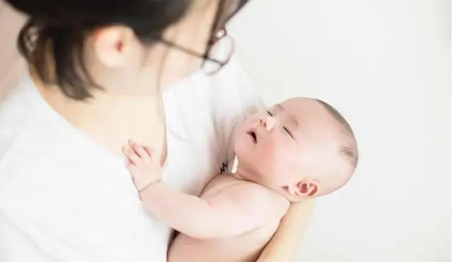 2个月婴儿经常被竖抱，会有哪些坏处？宝宝抱姿的正确顺序，家长要知道