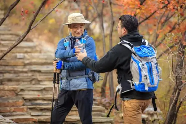 秋高气爽登山去，切莫忘记护好膝！秋季登山的正确打开方式