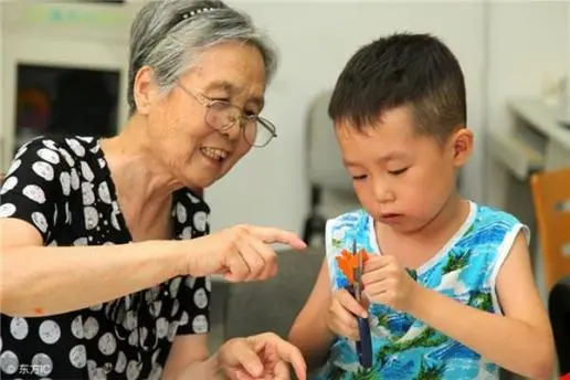 大宝给乡下奶奶带，老二给城里姥姥带，3年后俩兄弟的差距比较大