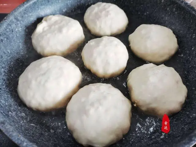 外皮超薄焦香，内馅丰富料足，试试这个馅料新搭配，保你会喜欢