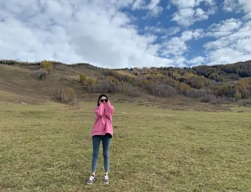 华谊千金大方秀恩爱，与男友旅行甜蜜合影，景美比不过人美