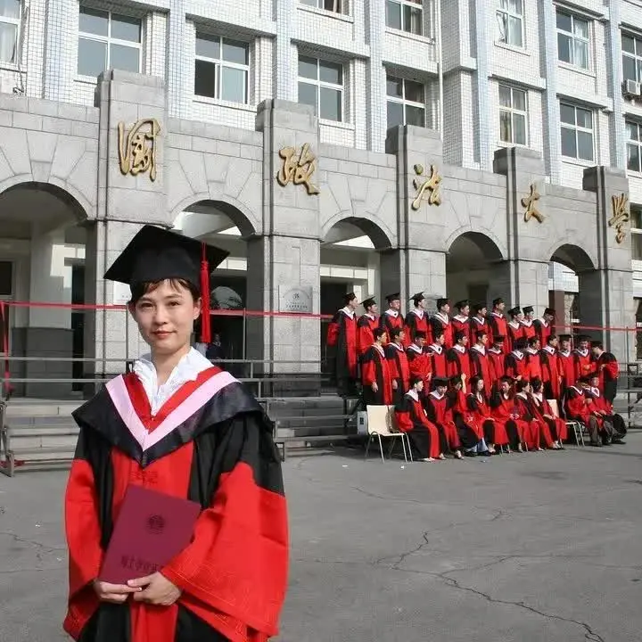 香港命最硬的奇女子：被指克夫，做过明星卖过保险当律师手撕成龙