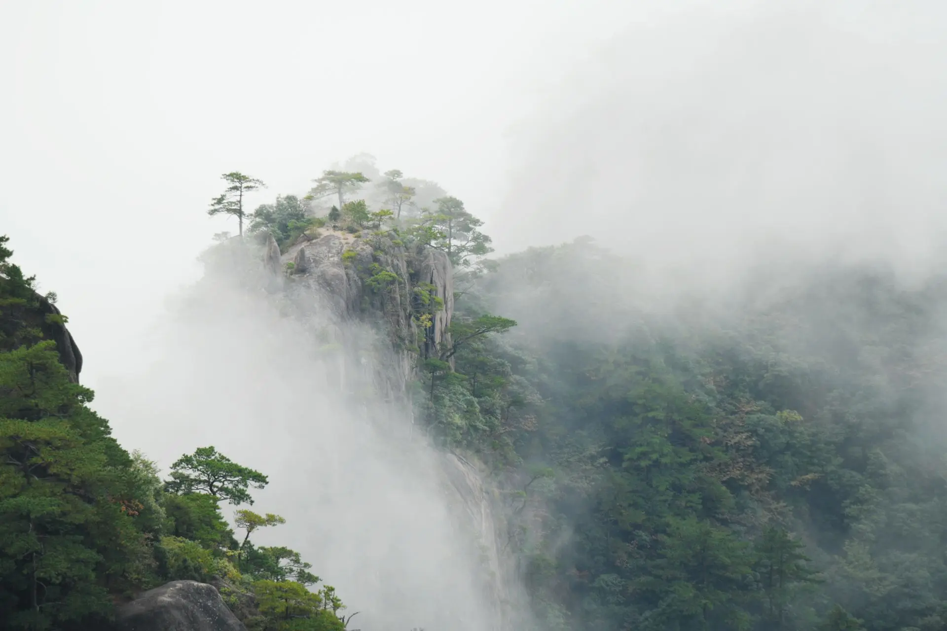 10月7日，近万人沉醉在黄山秋色图