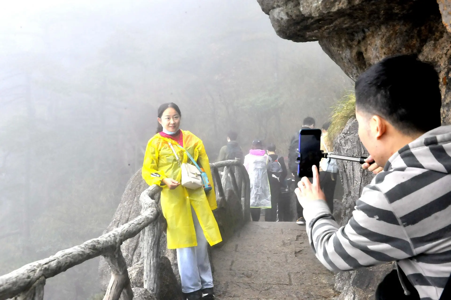 10月7日，近万人沉醉在黄山秋色图