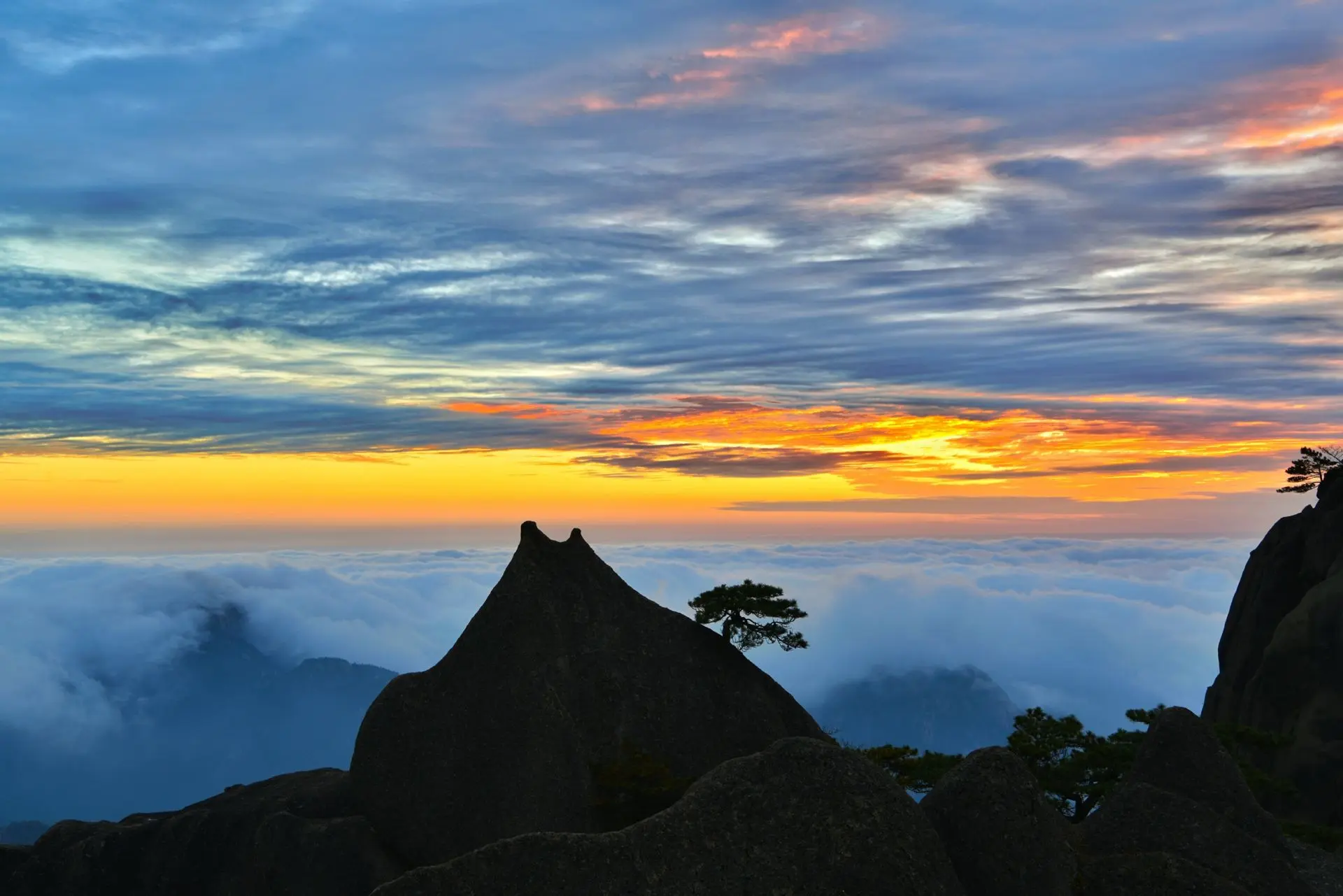 10月7日，近万人沉醉在黄山秋色图