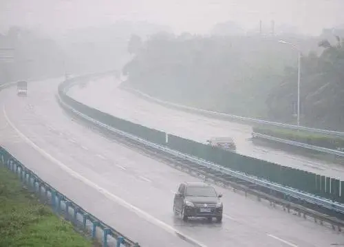 人财两空？小心！这样做变成泡水车！史上最全雨季行车锦囊