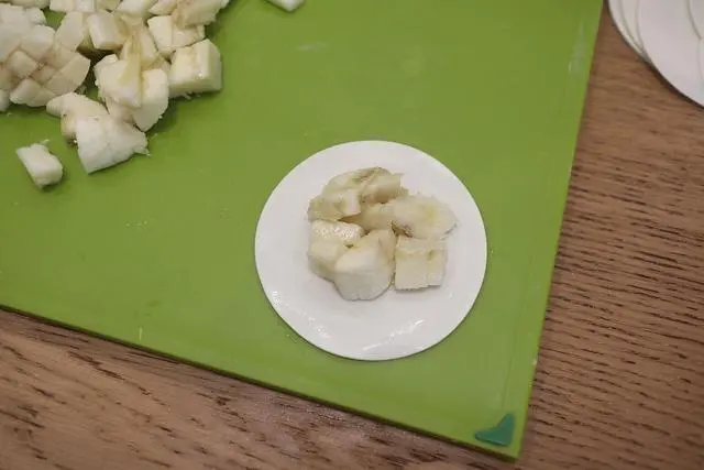 剩饺子皮别扔，做2道脆皮零食，出乎意料的好吃，又解闷又健康