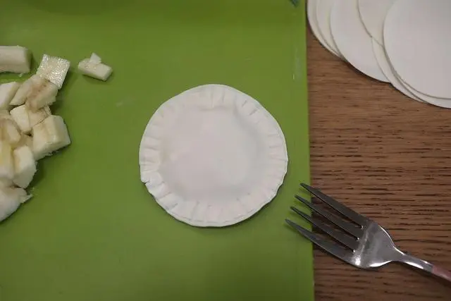 剩饺子皮别扔，做2道脆皮零食，出乎意料的好吃，又解闷又健康