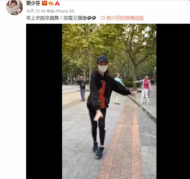 蔡少芬早起跳广场舞，伴随音乐垫脚、旋转、跳跃，身轻如燕似少女