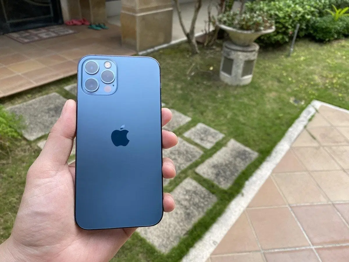 iPhone 12 深海藍開箱：夜拍攝影、5G測試和使用心得