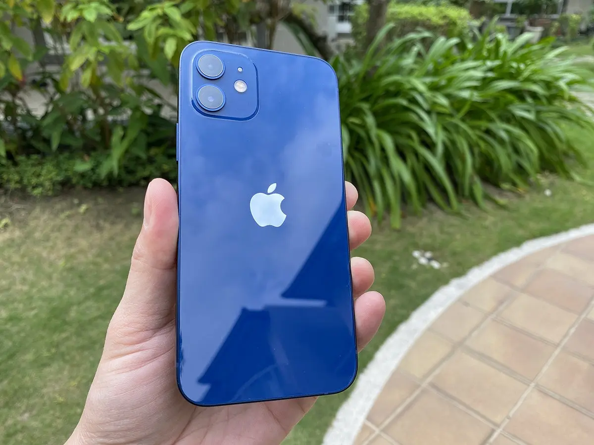 iPhone 12 深海藍開箱：夜拍攝影、5G測試和使用心得