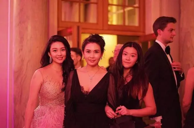 邱淑贞女儿沈月越长越美，复刻妈妈年轻时的风华，可惜少了几分韵味