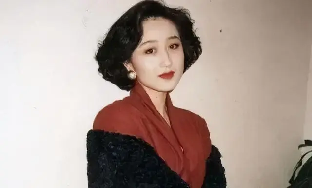 邱淑贞女儿沈月越长越美，复刻妈妈年轻时的风华，可惜少了几分韵味