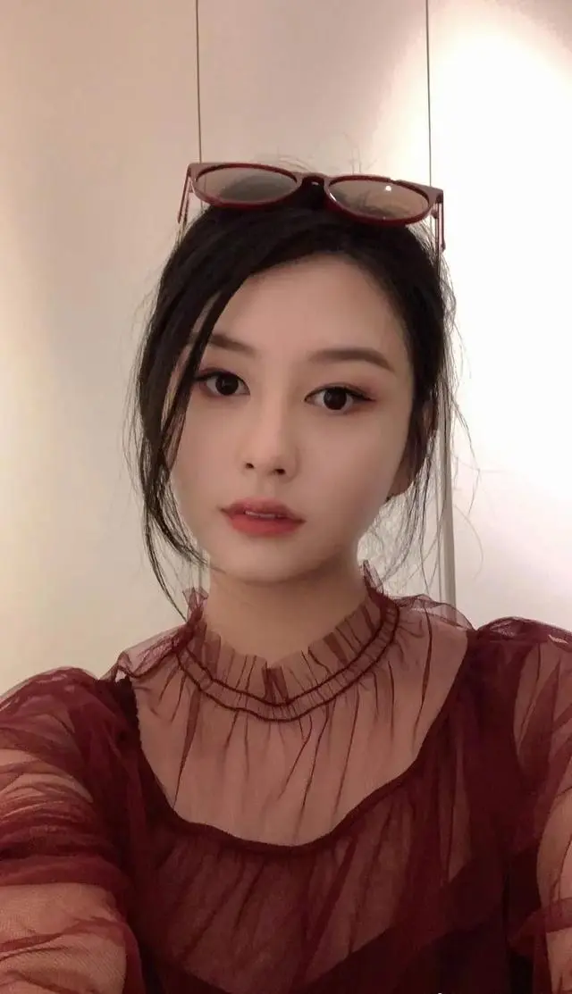 邱淑贞女儿沈月越长越美，复刻妈妈年轻时的风华，可惜少了几分韵味