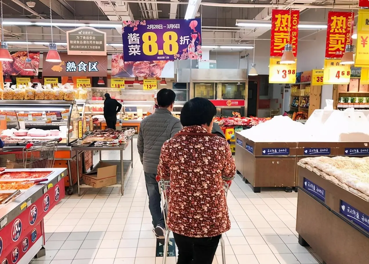 又一奇怪现象在我国出现：房价、食品持续上涨，这些东西却在降价