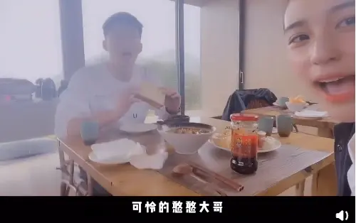 何超莲紧搂窦骁学骑行，窦骁半蹲为超莲戴护膝，亲吻她额头甜到爆