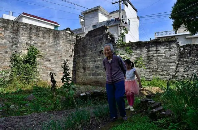 城市子女请注意：明年起，父母留在农村的老房子，一律实行“地随房走”