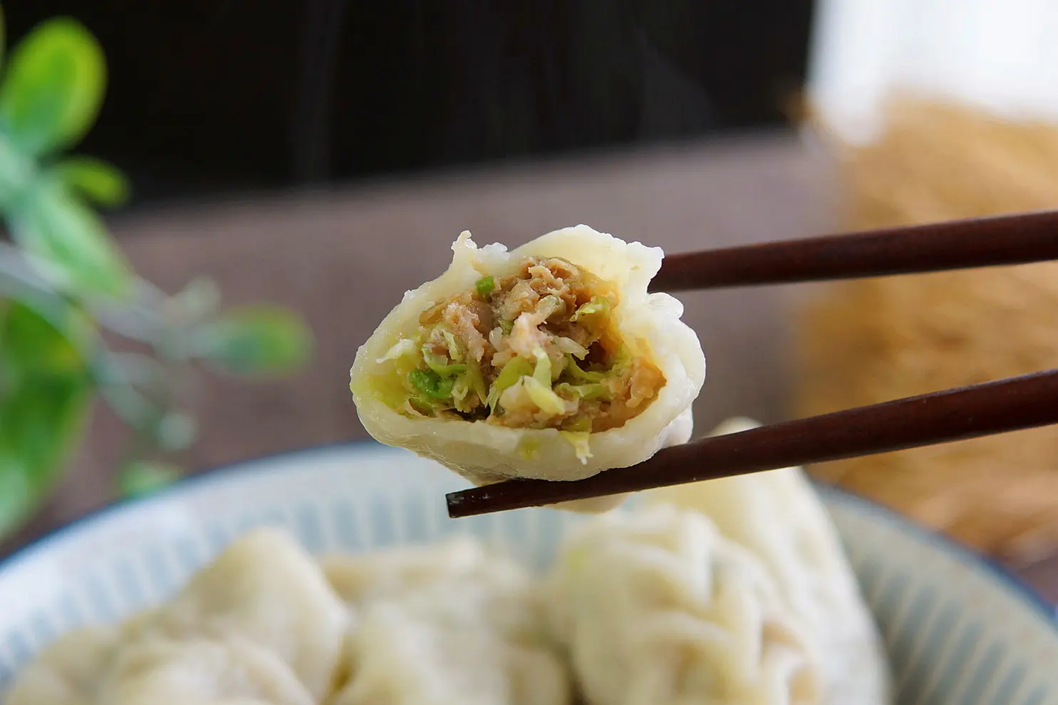 用白菜做饺子馅，调馅切记多加一步，饱满不出水，鲜香好吃