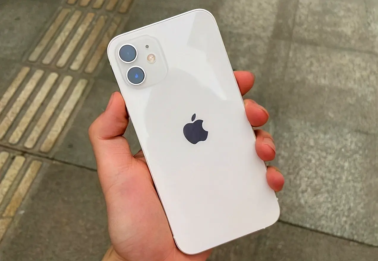 被称为iPhone4“秽土转生”的iPhone12，真值吗？