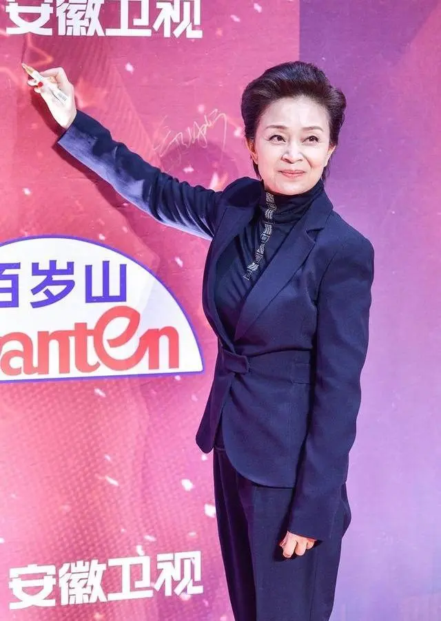 刘莉莉真是优雅到骨子里，穿西装套装身姿挺拔，不像58年的人