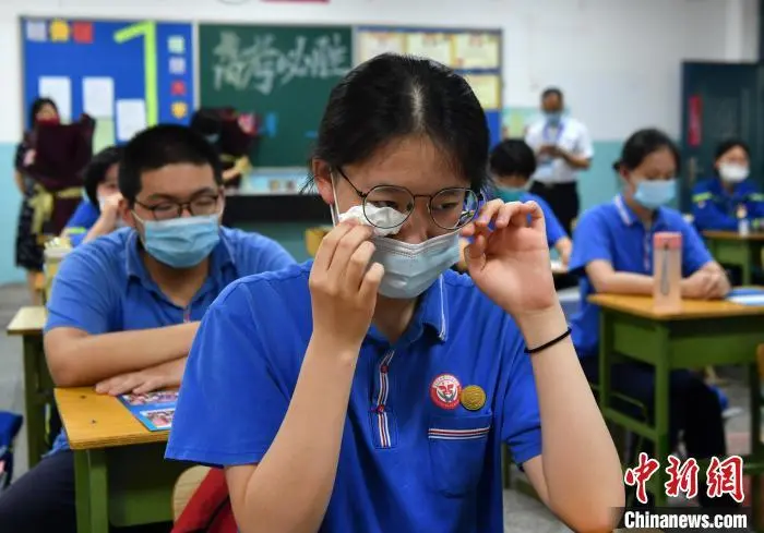 高考前的“最后一课” 同学们向班主任做比心手势