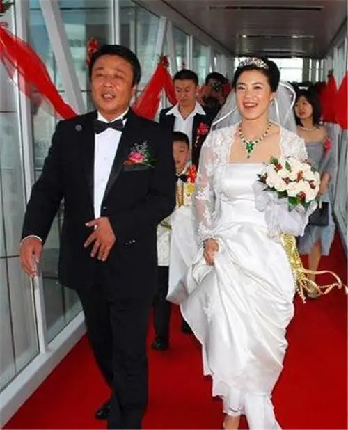 “黑道大佬”爱上世界冠军，老婆婚后患癌，丈夫不离不弃守护12年