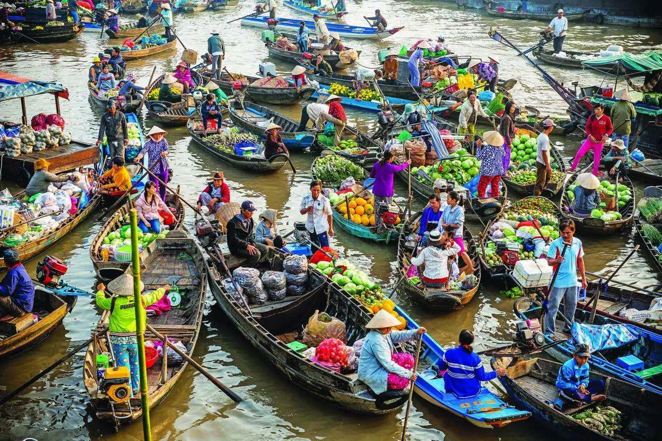 去越南旅游，成堆人民币“街上摆”是在炫富？当地人：你还太年轻