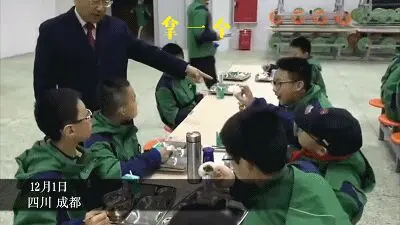 气场太强了！校长在清晨的食堂让学生一个一个吃鸡蛋……