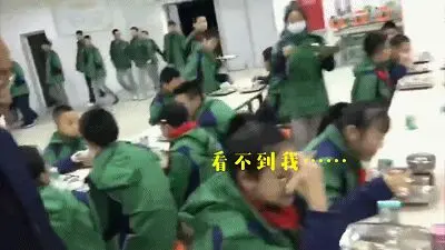 气场太强了！校长在清晨的食堂让学生一个一个吃鸡蛋……