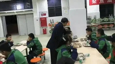 气场太强了！校长在清晨的食堂让学生一个一个吃鸡蛋……