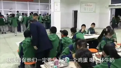 气场太强了！校长在清晨的食堂让学生一个一个吃鸡蛋……