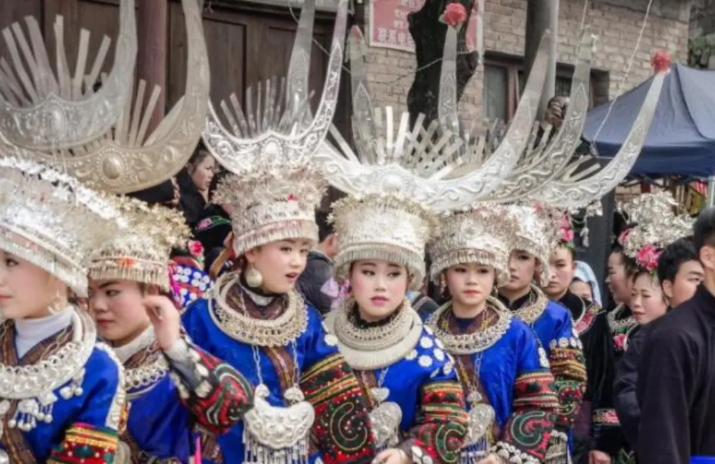 去苗寨旅游时，如果苗族女孩给你一块“布”，男游客最好别乱接！