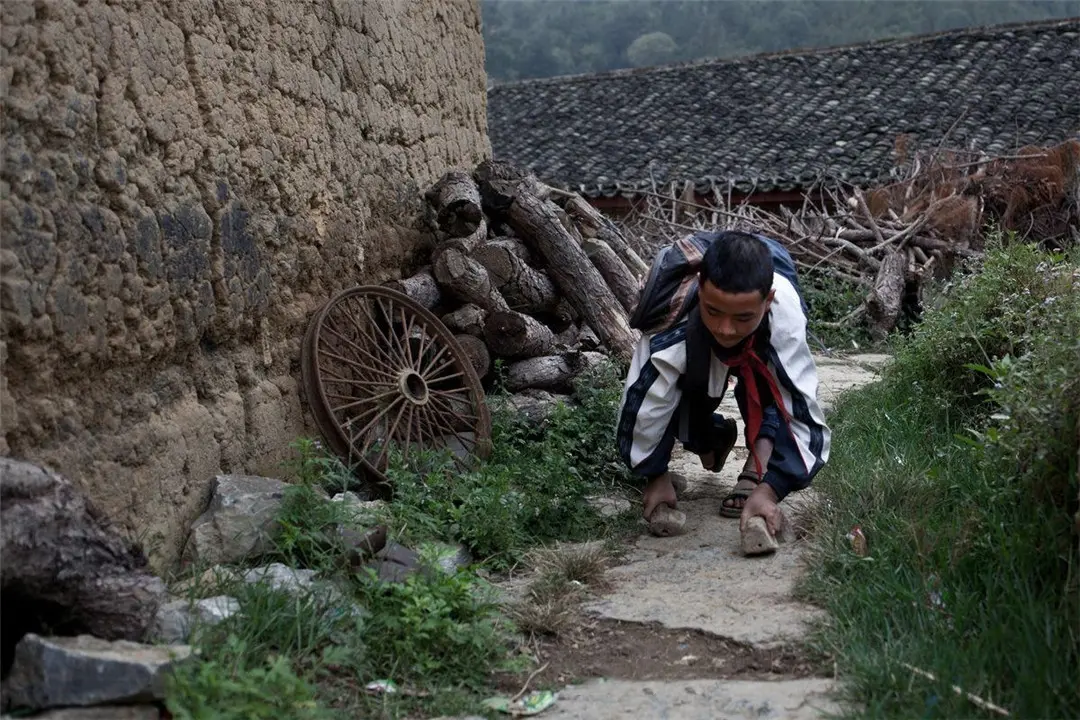 偏远的小山村，村民们靠四肢爬行运动，难道没有成功进化？