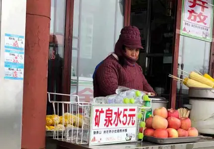 一觉醒来，“泰山山顶5元矿泉水”上热搜！看完这条视频，你还觉得贵吗？