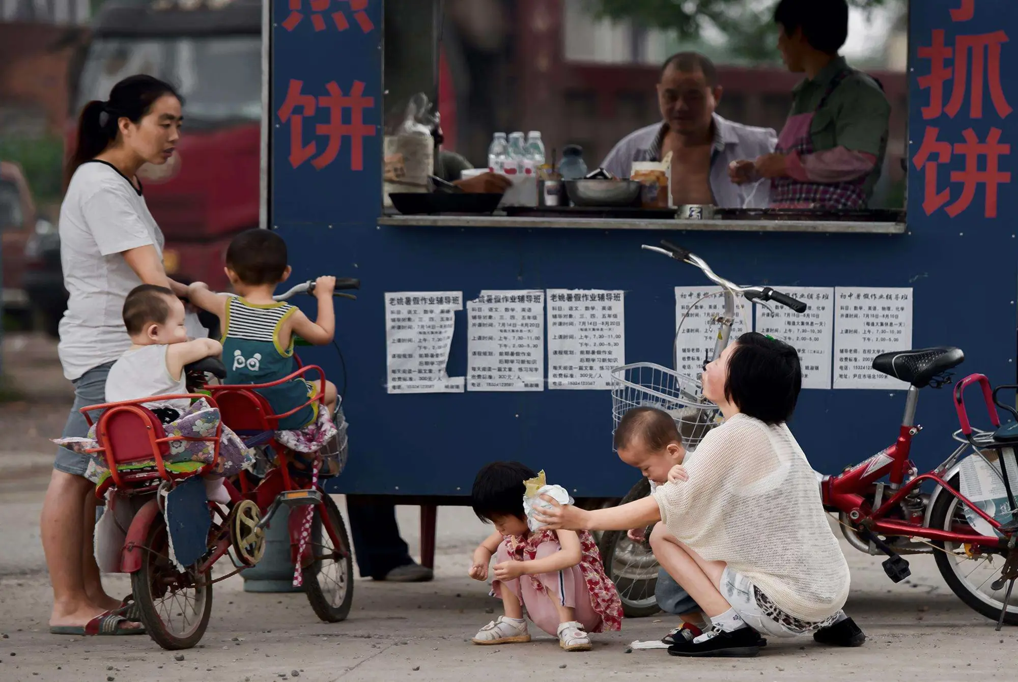 哥哥愿意亲近妹妹，妹妹却莫名哭泣，宝妈掀开妹妹衣服之后落泪