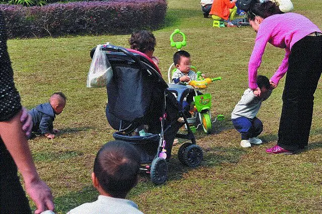 同一个小区溜孙子，46岁妈妈遇上46岁奶奶，两人差距有点让人心酸