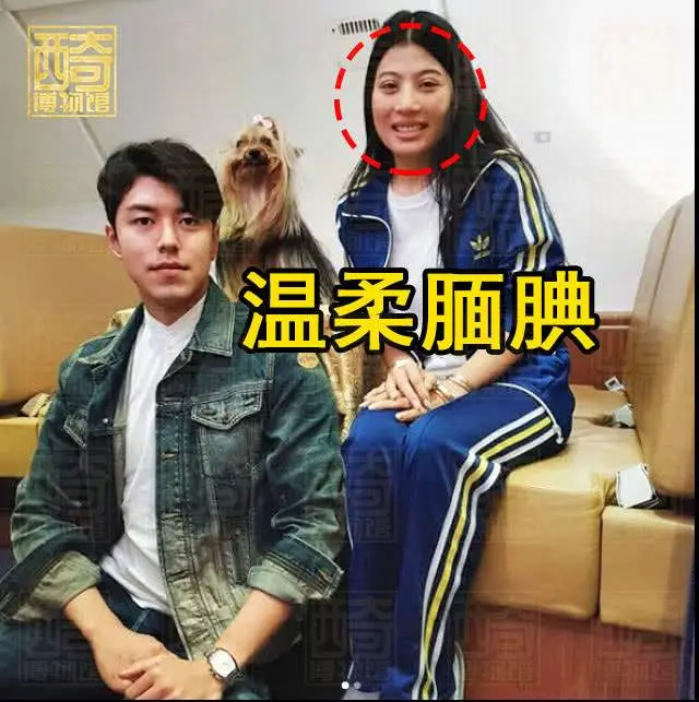 泰王小女儿机上偶遇泰著名男星，合影展现亲切笑容，秒变腼腆少女