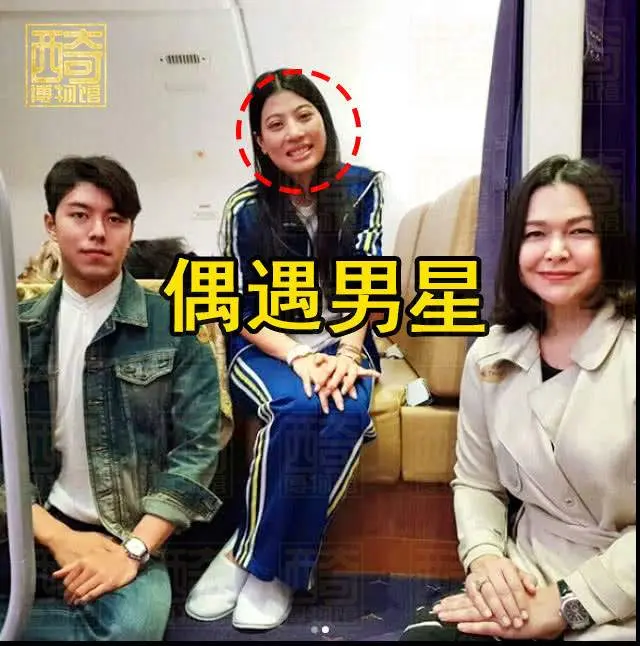 泰王小女儿机上偶遇泰著名男星，合影展现亲切笑容，秒变腼腆少女