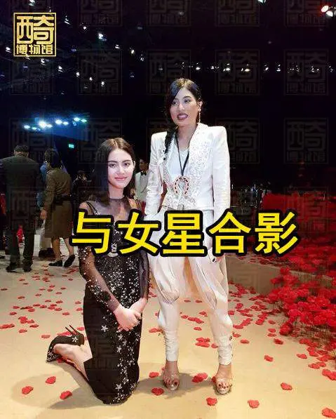 泰王小女儿机上偶遇泰著名男星，合影展现亲切笑容，秒变腼腆少女