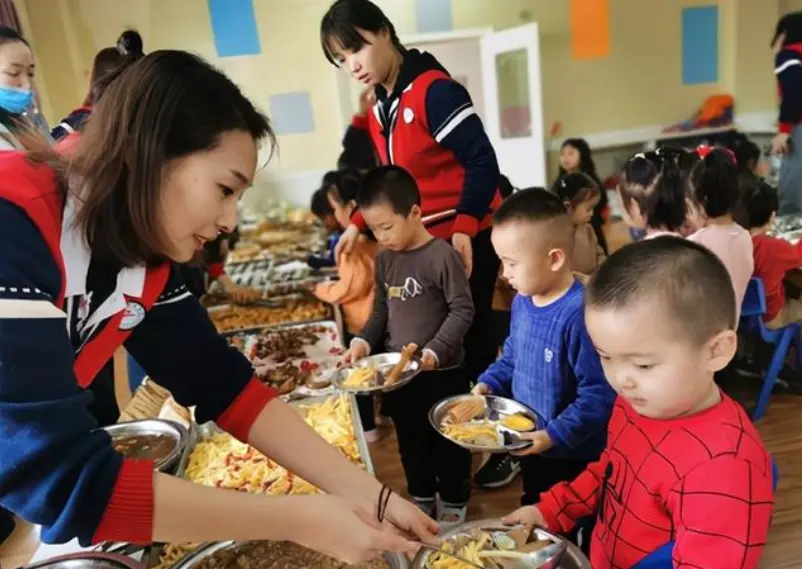 交着天价伙食费，孩子却吃着贫民餐，宝妈怒了：钱都花哪去了？