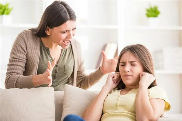 女孩初来“例假”，妈妈的反应很重要，话说对了女儿一生受用