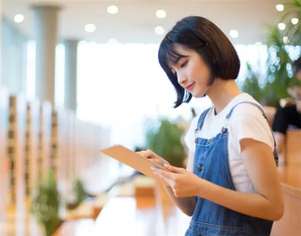 女孩初来“例假”，妈妈的反应很重要，话说对了女儿一生受用