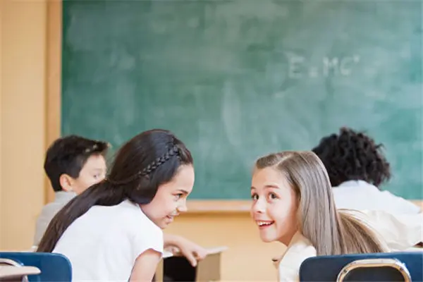 女孩初来“例假”，妈妈的反应很重要，话说对了女儿一生受用