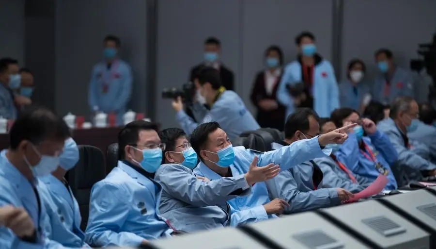 嫦娥五号上升器月面点火 成功实现我国首次地外天体起飞
