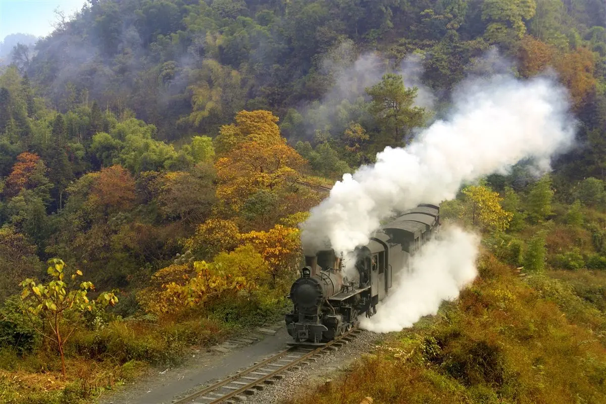 中国唯一正常运行的蒸汽火车，2小时走20公里，成著名旅游路线