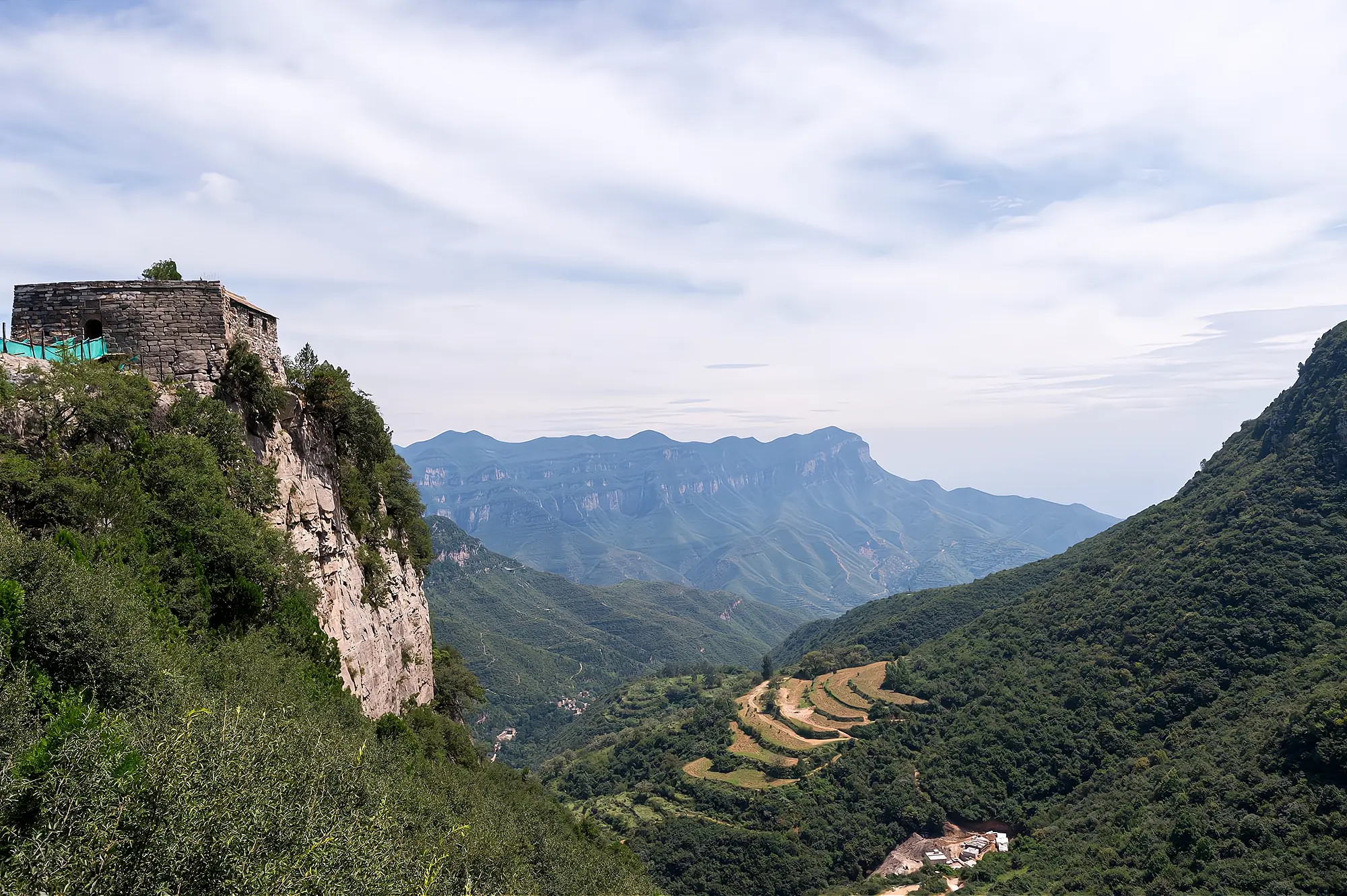 山西深山中藏着一座“悬空道观”，历经700年不倒，让人称奇